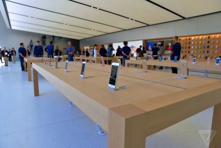 为什么苹果店的长条桌，一侧只放6台iPhone？