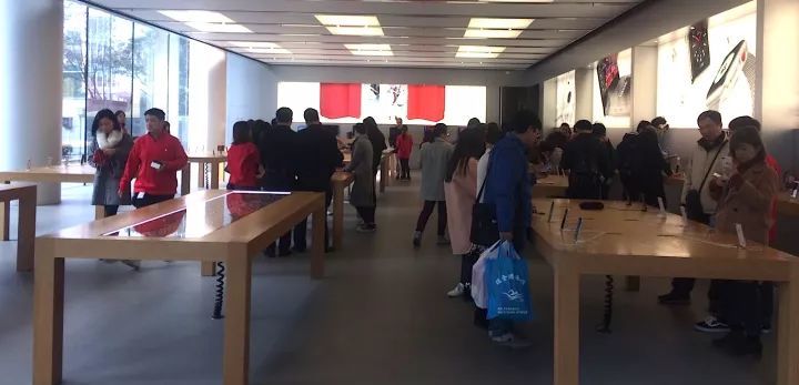 为什么苹果店的长条桌，一侧只放6台iPhone？