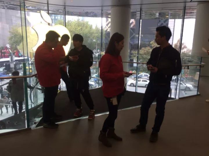 为什么苹果店的长条桌，一侧只放6台iPhone？