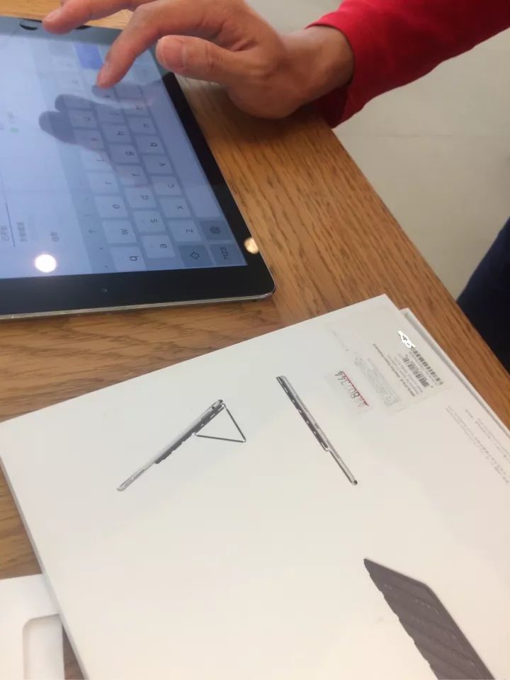 为什么苹果店的长条桌，一侧只放6台iPhone？