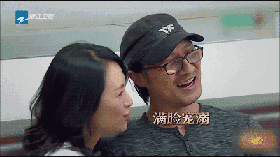 即便老公在身旁,想的念的还是宝贝闺女,真不知道是该羡慕醒醒还是