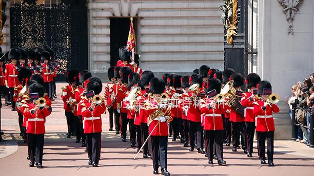 英国海军苦等357年,终于到王宫耍把酷