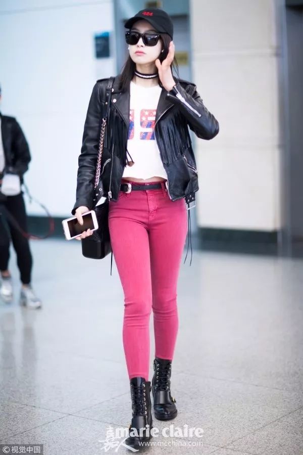 刘雯穿马丁靴配牛仔裤很酷,宋茜也是