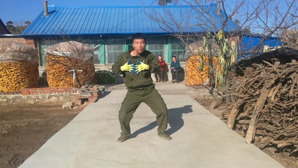 自学机械舞 23岁农村小伙成80万粉网红