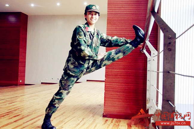 军视点:95后猎鹰女枪神一狙必杀 怎样炼成的