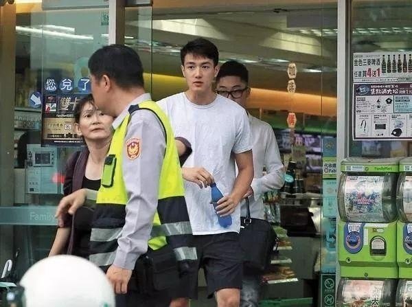 男性成年人报失踪人口怎么报案_成年人的崩溃(2)