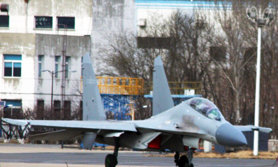 中国空军歼16战机曝光换低可视涂装:飞机上面