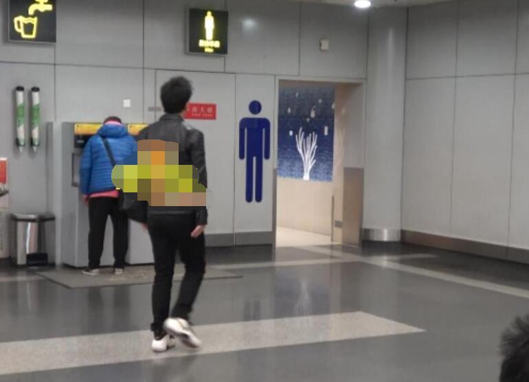 潘粤明喝水减压厕所上不停,和粉丝合唱那英经