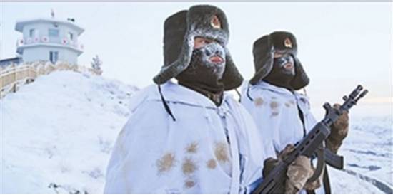看看冰天雪地中站岗军人,你还觉得外面冷吗?