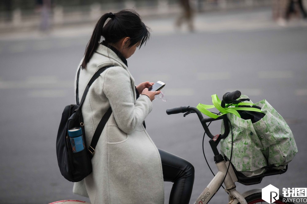 "低头族"们过马路都在玩手机