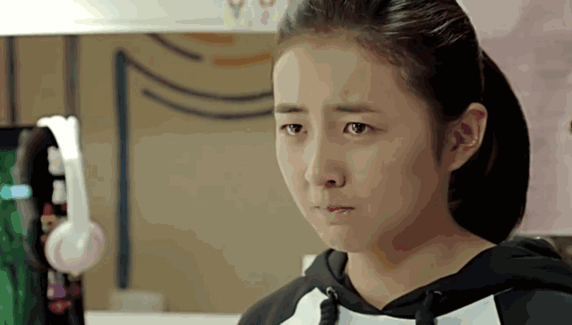 冯小刚说她是表演天才,8岁击败胡歌夺新人奖,最擅长用