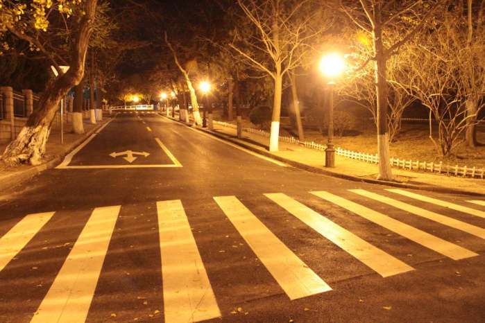 夜访青岛百年八大关,空无一人的街道美得令人窒息