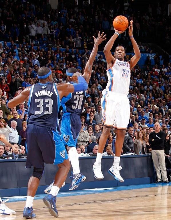 科比领衔经典三分反绝杀 姚明成背景