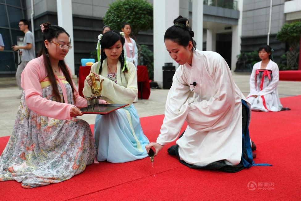 海口女子穿汉服拜月迎中秋 再现古韵