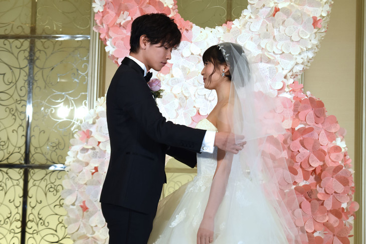 差点以为结婚了 佐藤健穿婚服宣传《8年的新娘》