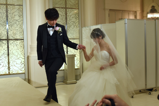 差点以为结婚了 佐藤健穿婚服宣传《8年的新娘》