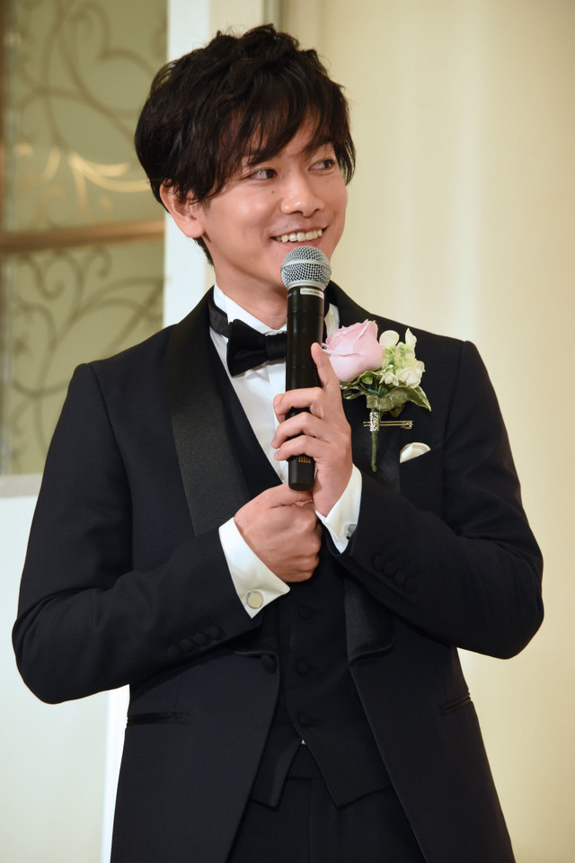 差点以为结婚了 佐藤健穿婚服宣传《8年的新娘》