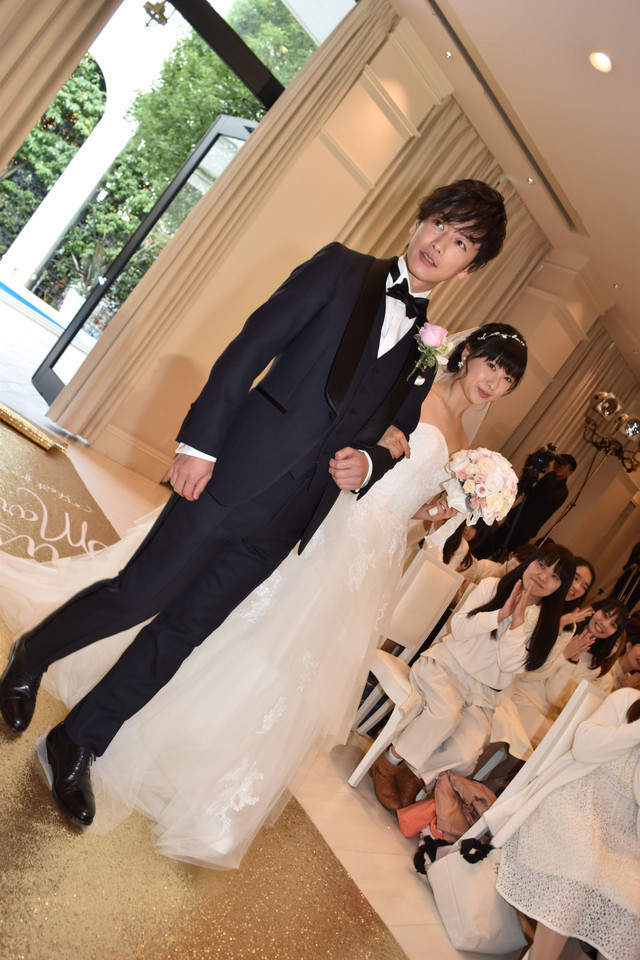 差点以为结婚了 佐藤健穿婚服宣传《8年的新娘》