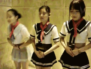 妹子的表情让我产生了遐想,她好像被暴露了