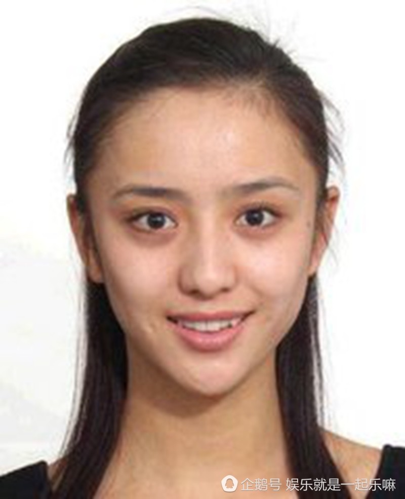 佟丽娅的证件照和本人没有太大差别,五官立体,就是肤色稍微差了点!
