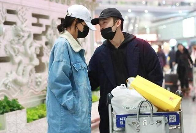 董子健在机场怕孙怡丢了,有人注意董子健在一边做了什么?