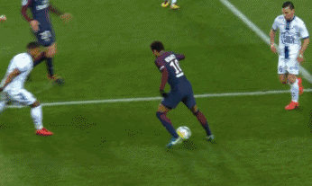 内马尔炫技桑巴足球,但这招国足10多年前就不玩了