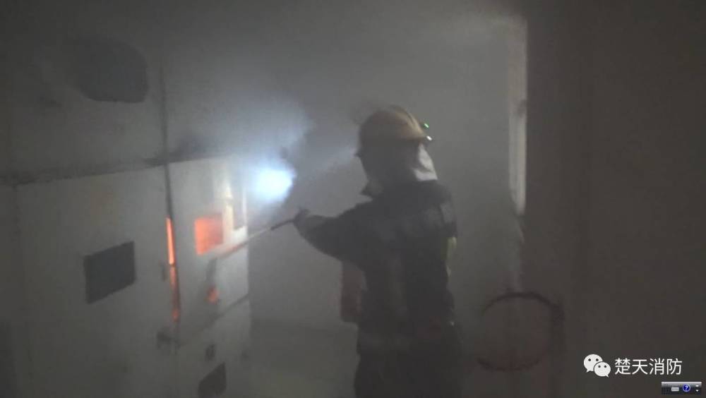 配电房起火危及住户安全 黄石消防官兵紧急施