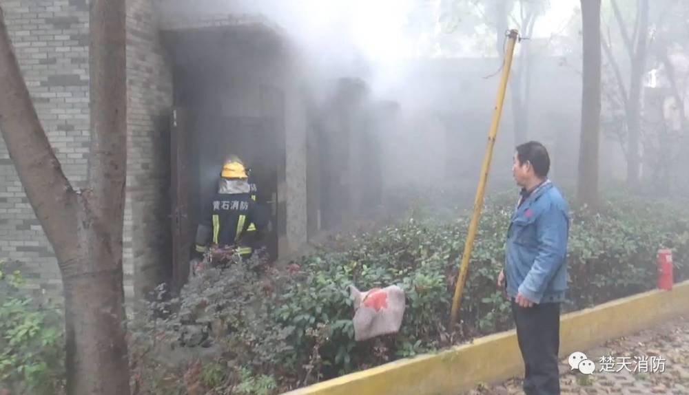 配电房起火危及住户安全 黄石消防官兵紧急施