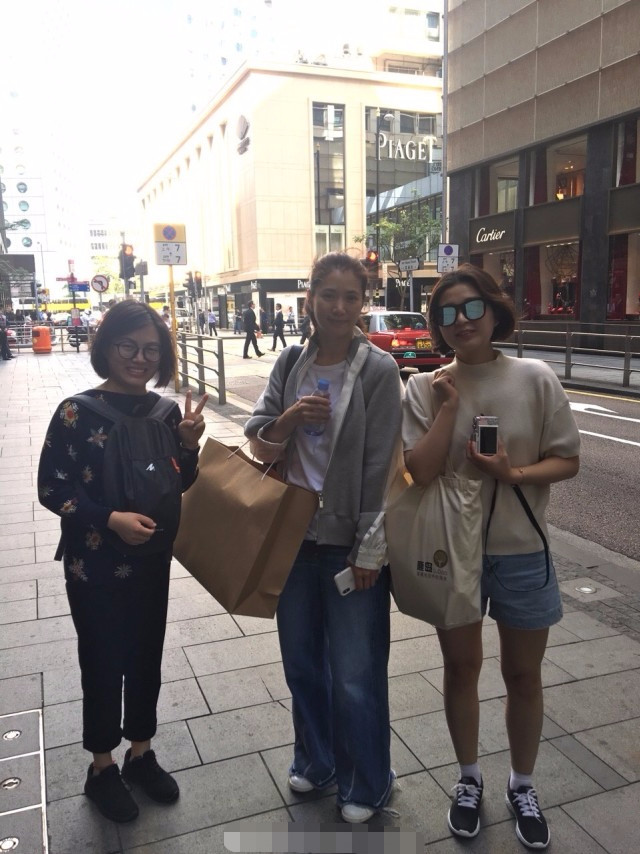 袁咏仪素颜扫货归来被偶遇,大方合影超亲民_大