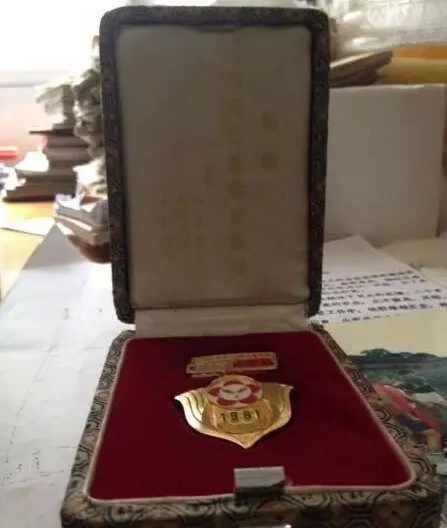 老教师去世 3千封书信成唯一遗物