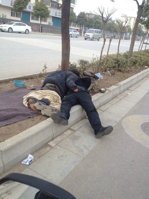 男子KTV喝醉只穿内裤回家