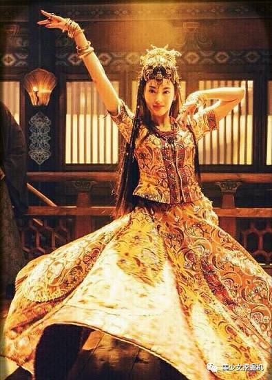 张天爱这组大片红衣美出新高度,林允的却被网