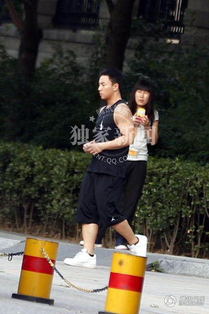 释小龙身材发福神情颓废 赴豪宅会友