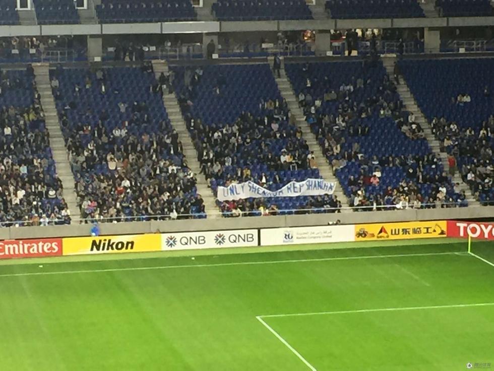 申花球迷横幅再引冲突 上港球迷遭围殴