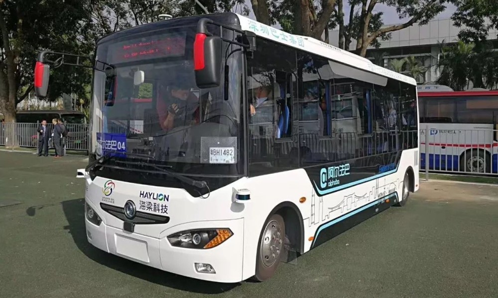 全球第一批智能公交从深圳发出 无需司机