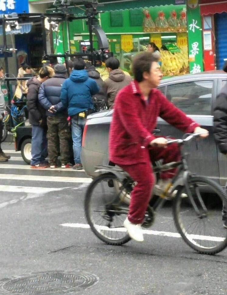 网友偶遇黄渤在街上穿睡衣骑单车,表情霸气抗