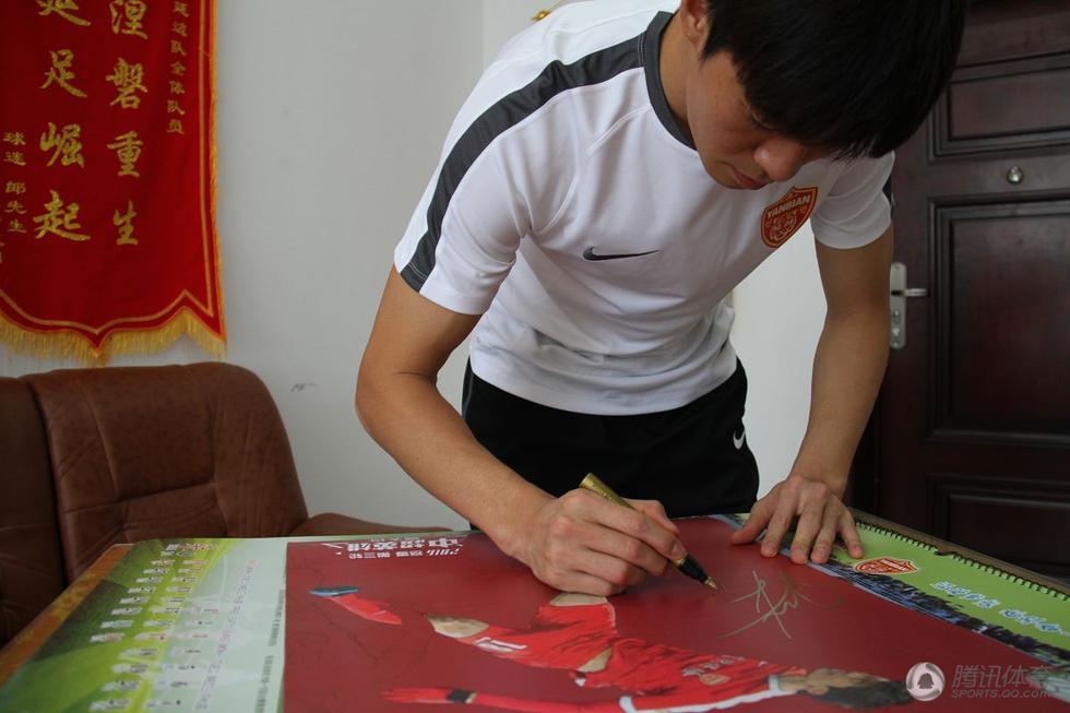 河太均当腾讯中超英雄 回赠签名队旗