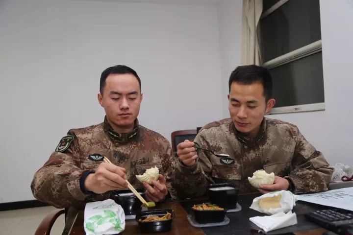 【暖心】加班加餐可以吃外卖啦 铁军部队这一