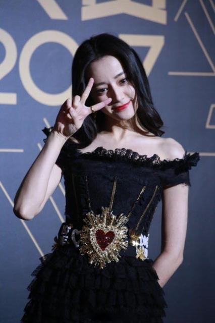 迪丽热巴登星光大赏红毯 手指上戒指抢镜