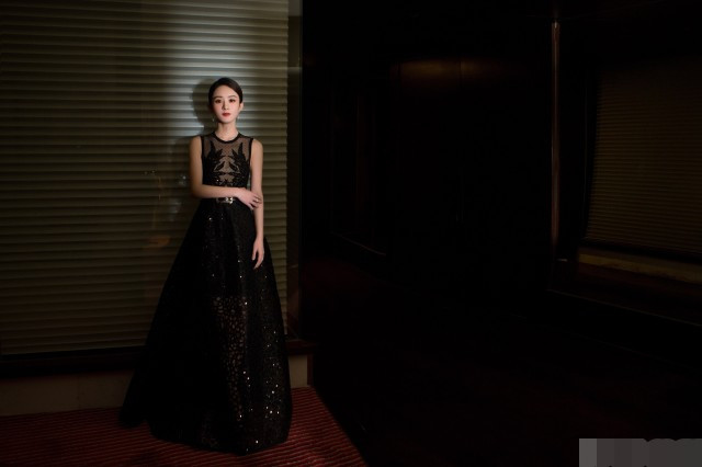 赵丽颖走红毯快被冻哭 刘雯却在裙子外穿棉袄