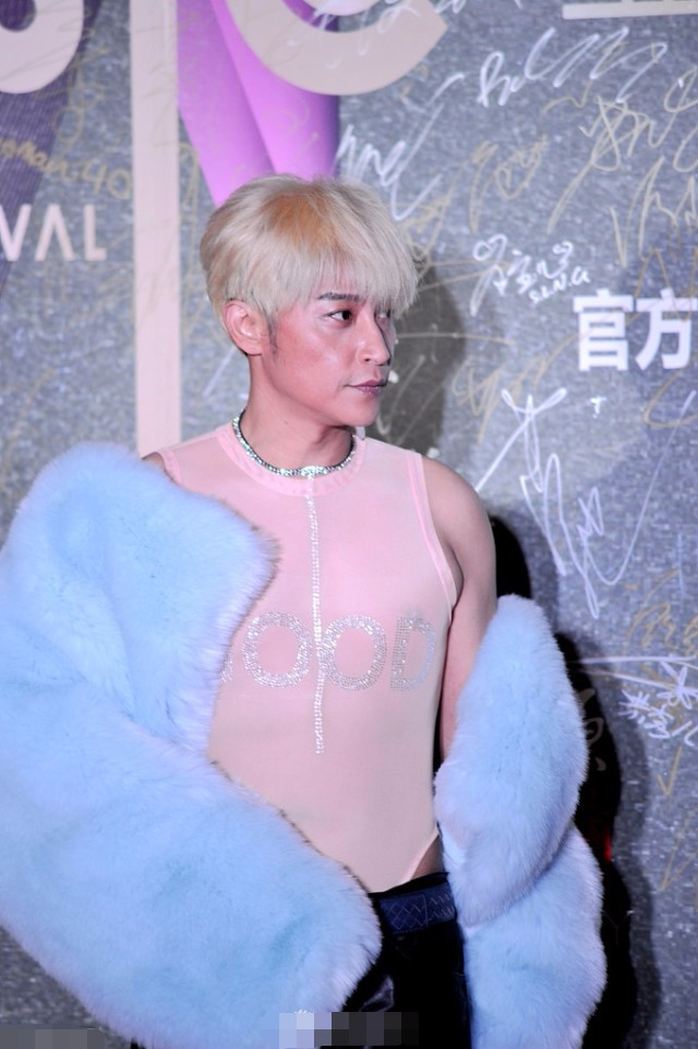 陈志朋浮夸装扮被群嘲 发文回应：浪费俺的心血