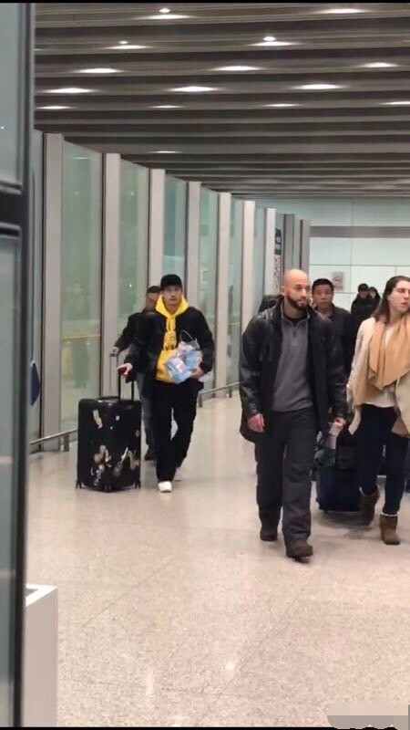 关智斌被传隐婚生子 机场抱奶粉神色匆忙