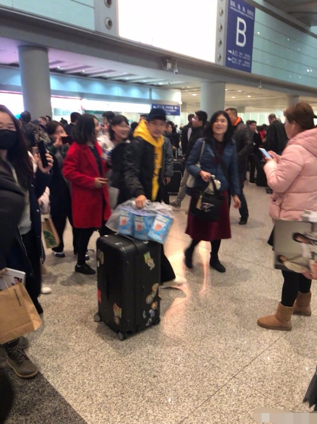 关智斌被传隐婚生子 机场抱奶粉神色匆忙