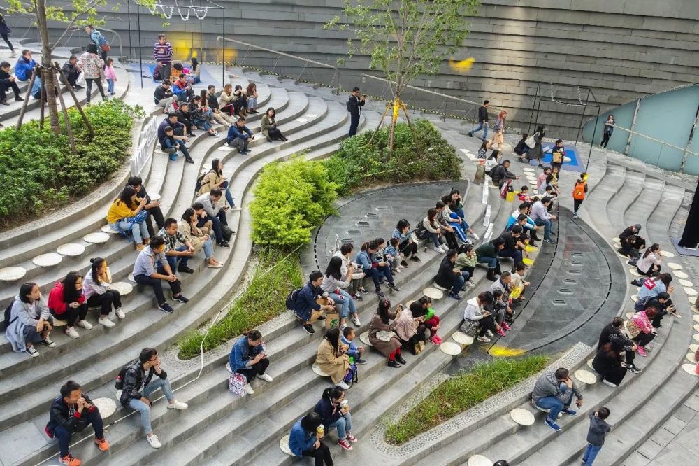 南侧下沉台阶入口设计了一处看台式的空间 通过波浪形式的层级台阶