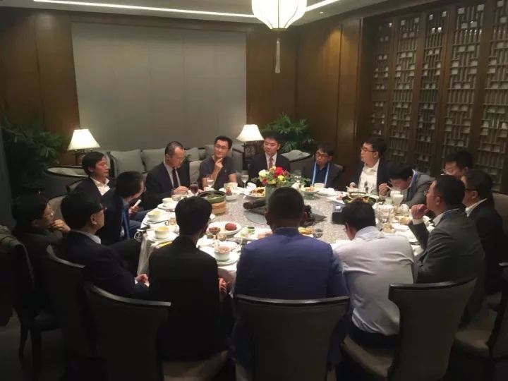 其实这是丁磊饭局之后的第二轮饭局,刘强东和王兴组织,人称 "东兴局".