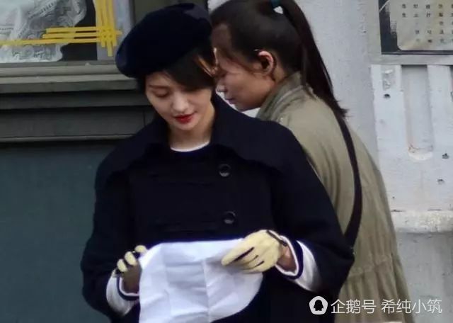 郑爽最新美照,被烟熏秒变表情包,网友纷纷表示太可爱了