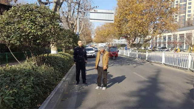 在青岛,他撞人后想私了,见对方报警干脆跑了