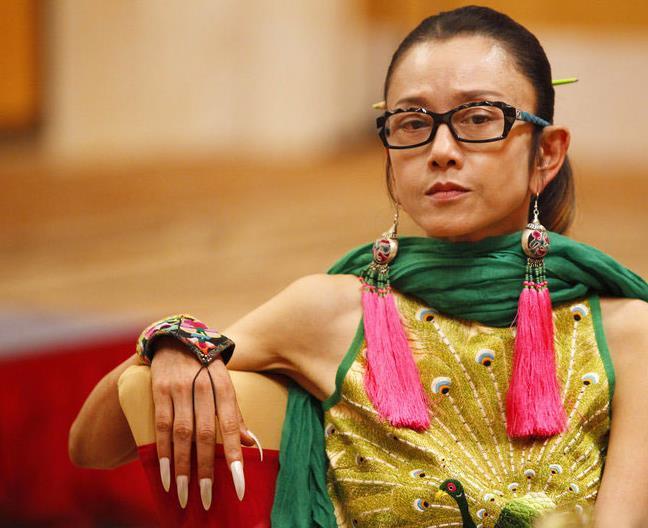 为什么杨丽萍总戴帽子和眼镜?看完你就知道她掩饰的