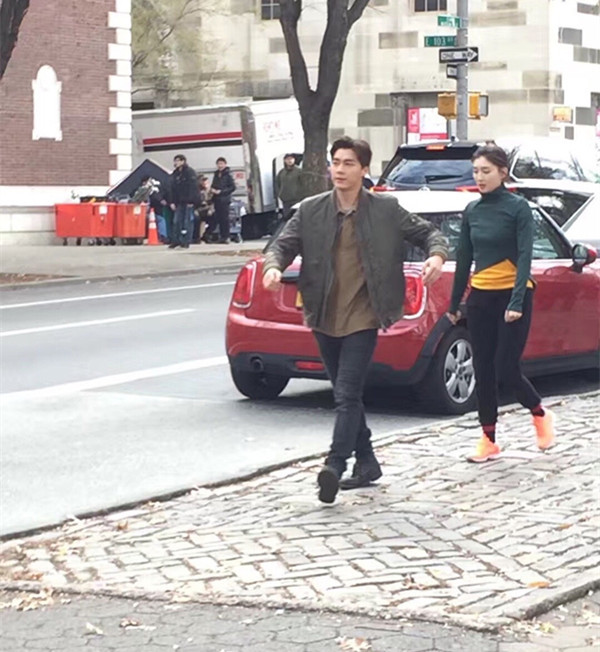 网友偶遇李易峰江疏影拍戏,两人同框有说有笑