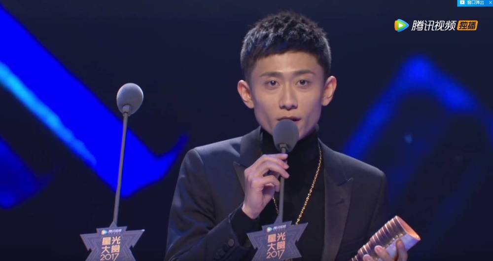 赵丽颖冻哭,张艺兴下跪,杨幂成全场人气王,你错